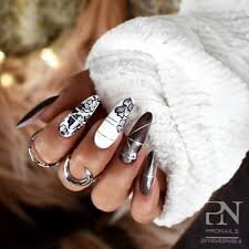 Exquisite-Black-Manicure-Idea-4