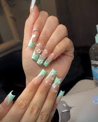 Floral-Details-For-Acrylic-Short-Nails-9