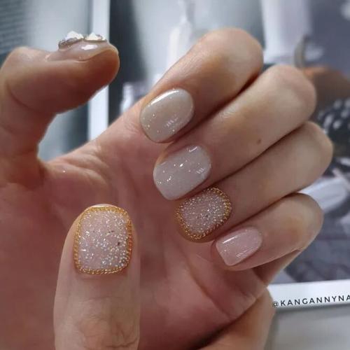Geometric-Art-in-Nude-Nails-with-Glitter-1