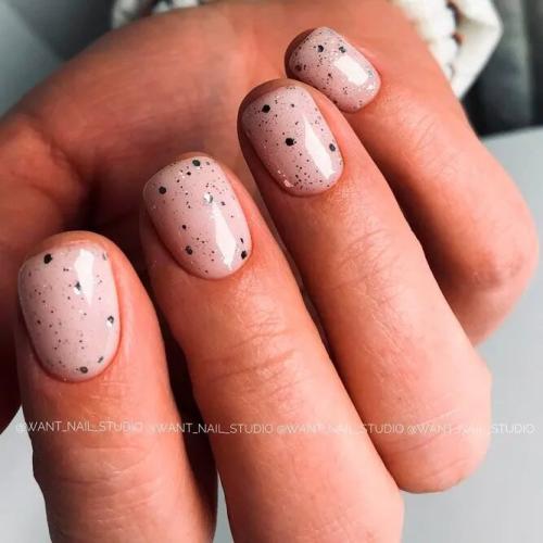 Glitter-Accent-On-Squoval-Nails-1