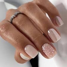 Glittery-Short-Acrylic-Nails-9