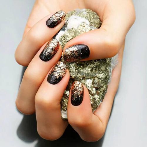 Gold-Flakes-Luxury-Nails-1