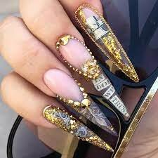 Gold-Flakes-Luxury-Nails-2