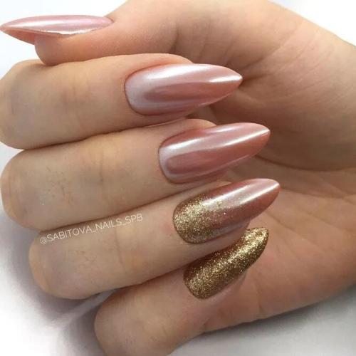 Gold-Glitter-Luxe-Nails-With-Accent-1