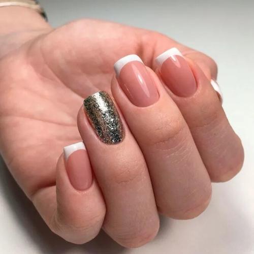 Gold-Glitter-Luxe-Nails-With-Accent-2