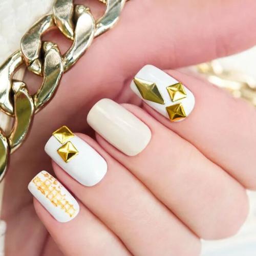 Gold-Nails-Looks-Gorgeous-On-This-Special-Day-2