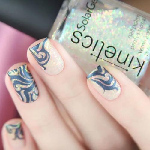 Gold-Nails-with-Damask-Design-2