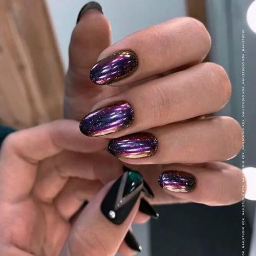 Gorgeous-Chrome-Nails-with-Black-Accents-2