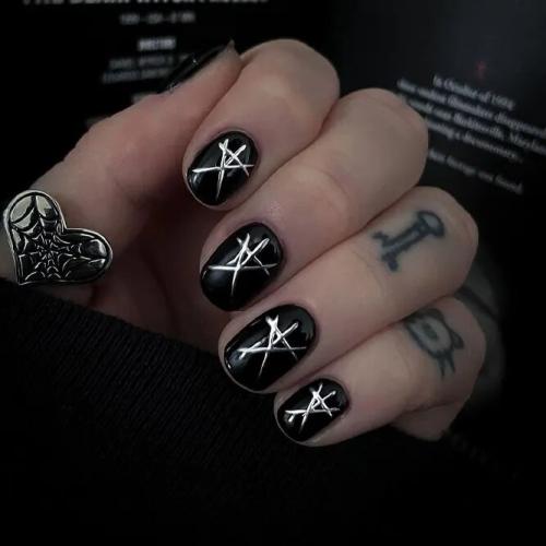 Gothic-Halloween-Nail-Art-for-Beginners-1