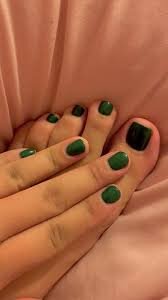 Green-Nail-Shades-For-Toes-10