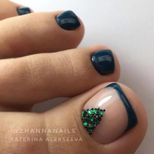 Green-Nail-Shades-For-Toes-2