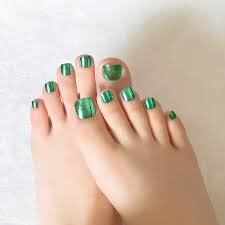 Green-Nail-Shades-For-Toes-6