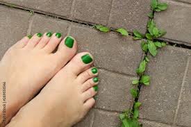 Green-Nail-Shades-For-Toes-7