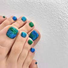 Green-Nail-Shades-For-Toes-8