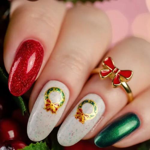 Holly-Christmas-Nails-Ideas-1