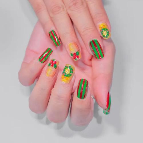 Holly-Christmas-Nails-Ideas-3