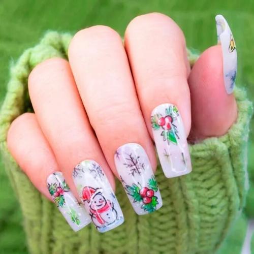 Holly-Christmas-Nails-Ideas-4