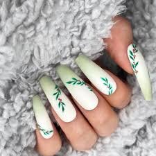 Holly-Christmas-Nails-Ideas-6