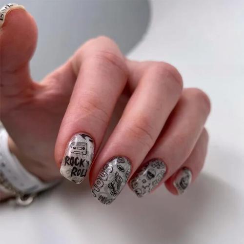 Homecoming-Nails-With-Words-Design-1