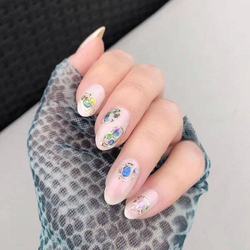 Jeweled-Luxury-Nails-1