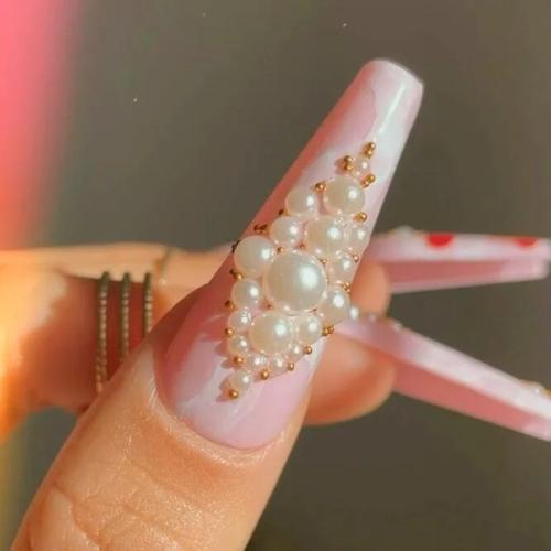 Luxury-Nails-With-Jewelry-Accents-1