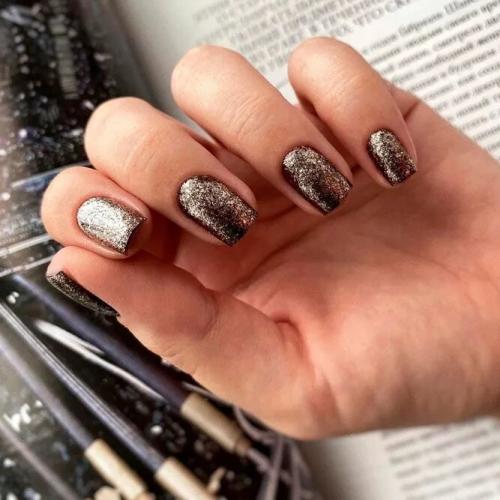 Manicure-with-Glitter-Accents-2