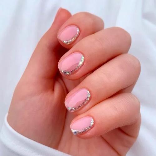 Manicure-with-Glitter-Accents-4