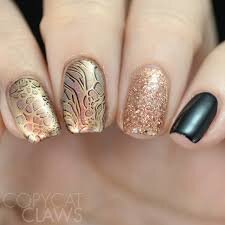 Manicure-with-Glitter-Accents-8