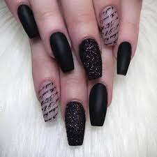 Matte-Black-Nails-4