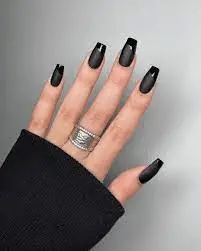 Matte-Black-Nails-Like-Accent-4.jpg