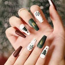 Matte-Christmas-Nails-4