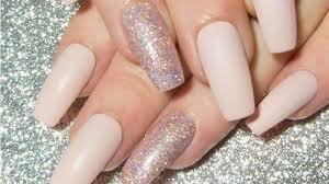 Matte-Nails-With-Glitter-Accent-5