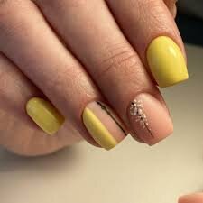 Matte-Yellow-Short-Nails-5