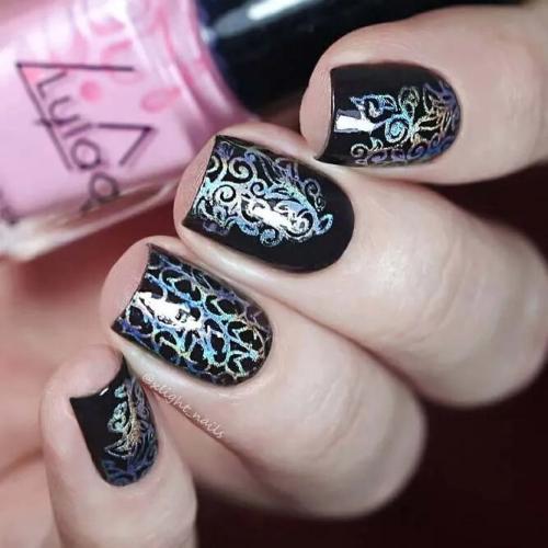 Metallic-Nails-And-Damask-Pattern-1
