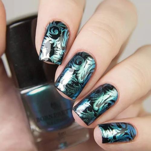 Metallic-Nails-And-Damask-Pattern-2