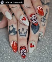 Mickey-Mouse-Christmas-Nails-8