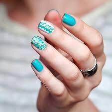 Minimalist-Homecoming-Nails-10