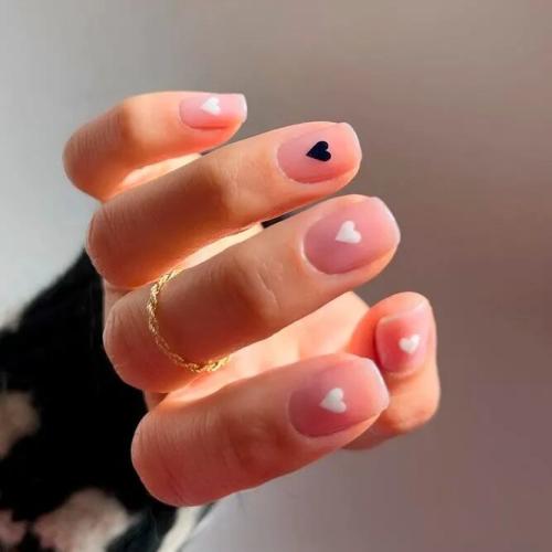 Minimalist-Homecoming-Nails-2