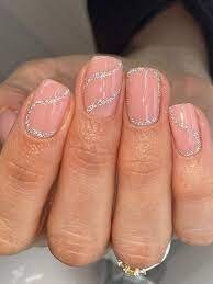 Minimalist-Homecoming-Nails-4