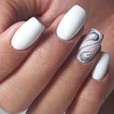 Minimalist-Homecoming-Nails-7