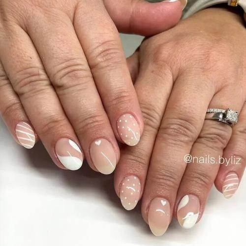 Minimalist-White-Nails-1