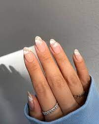 Minimalist-White-Nails-2