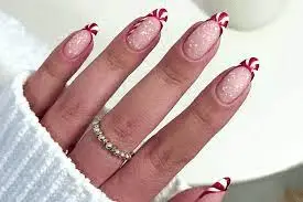 Minimalistic-And-Cute-Holiday-Nails-1