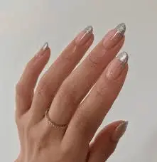 Minimalistic-And-Cute-Holiday-Nails-2