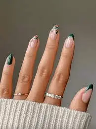 Minimalistic-And-Cute-Holiday-Nails-3