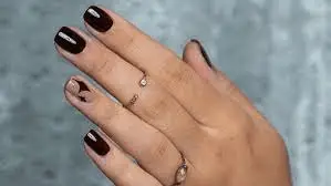 Minimalistic-And-Cute-Holiday-Nails-4