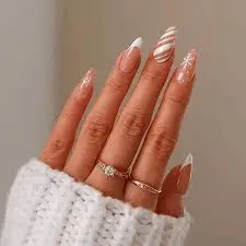 Minimalistic-And-Cute-Holiday-Nails-6