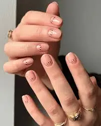 Minimalistic-And-Cute-Holiday-Nails-9