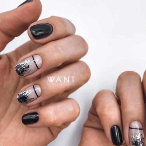 Minimalistic-Black-Nail-Art-1