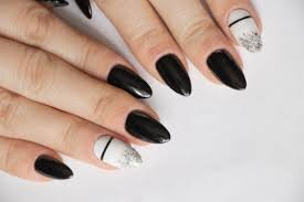 Minimalistic-Black-Nail-Art-7